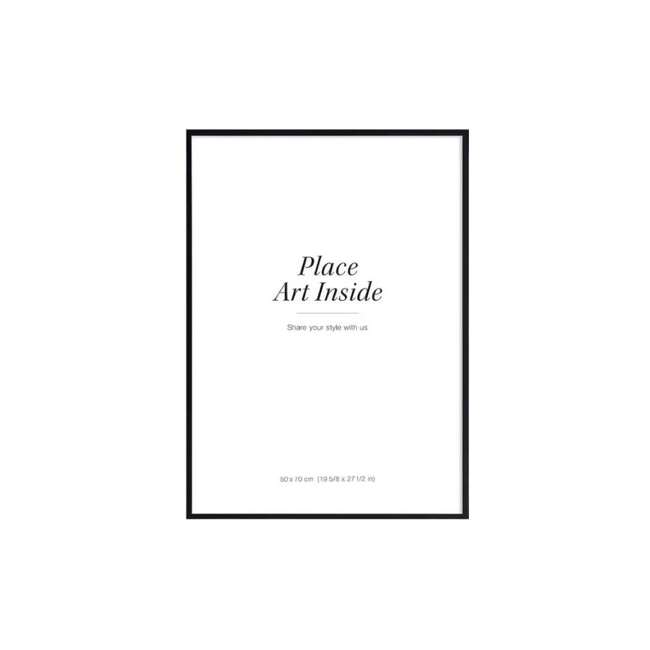 Poster POSING HAT mit schwarzem Bilderrahmen